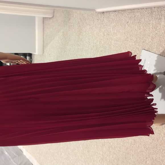 Elegant Red Pleated Dress - Picture 10 of 11